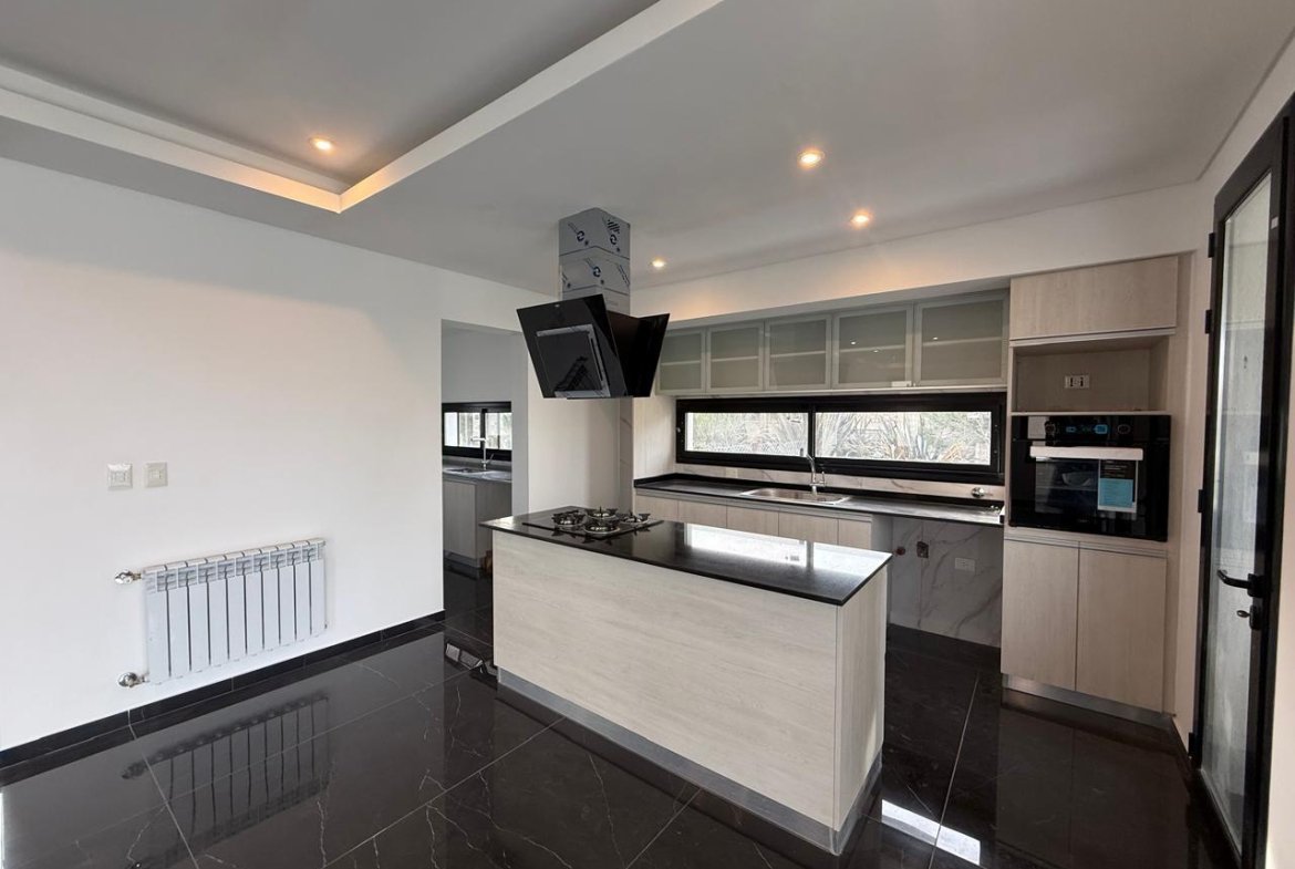 VENTA- CASA- CINCO AMBIENTES-CAYEGORIA-PARRILLA-PILETA-BALCON ATERRAZADO-LAGOS DE CANNING-