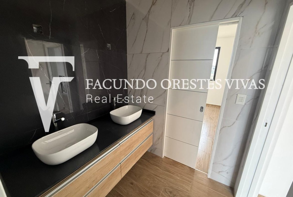 VENTA- CASA- CINCO AMBIENTES-CAYEGORIA-PARRILLA-PILETA-BALCON ATERRAZADO-LAGOS DE CANNING-
