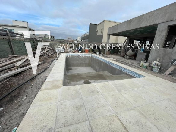 VENTA-CASA- CUATRO AMBIENTES-A ESTRENAR-PERMUTA-FINANCIACION-PISCINA-CANNING CHICO-