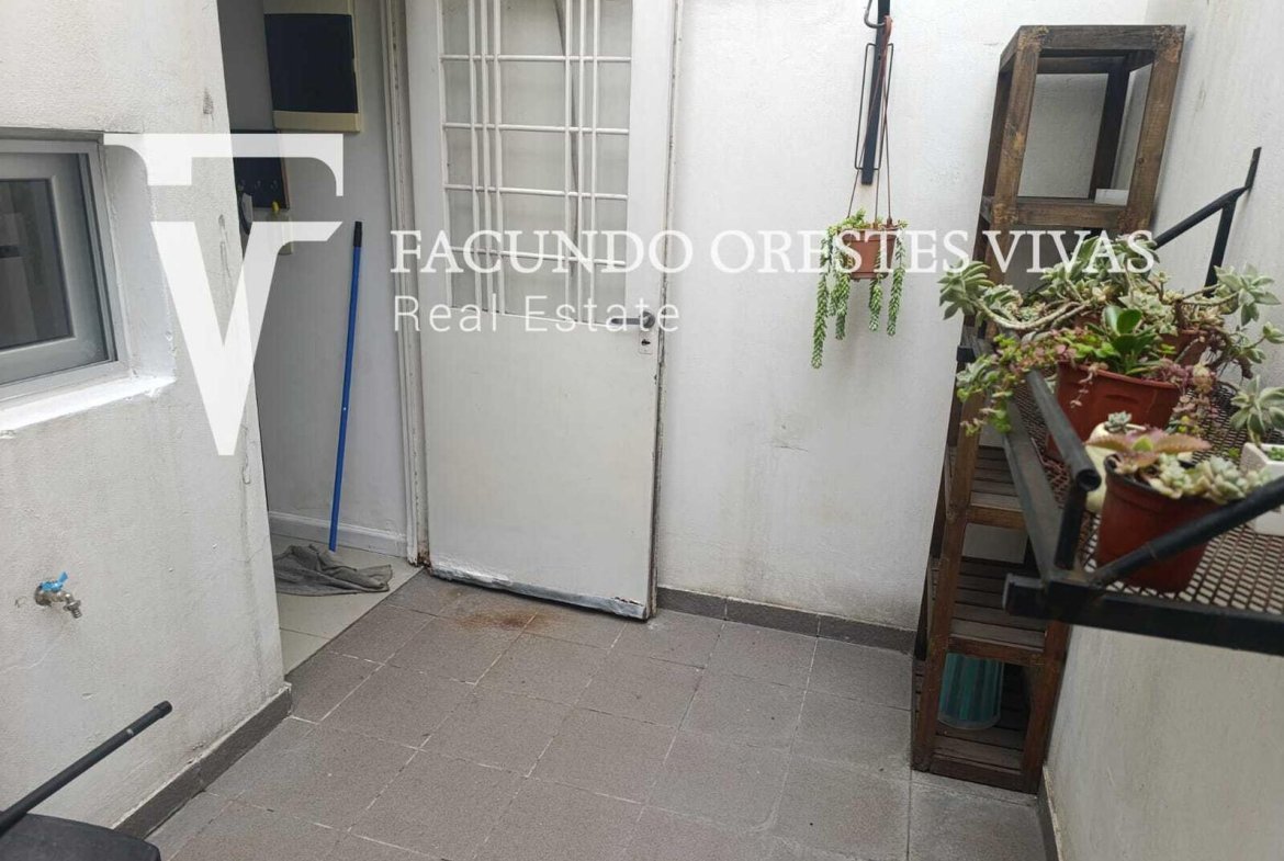 VENTA-DEPARTAMENTO-TRES AMBIENTES-COCHERA-BALCON-HABITACION EN SUITE-VERSALLES