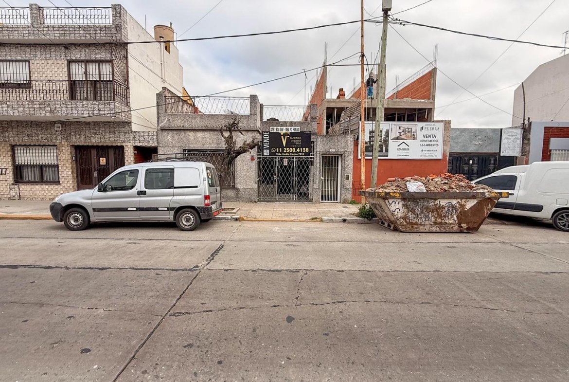 VENTA – CASA EN BOCK – MULTIFAMILIAR – LOTE – TRES Y CUATRO AMBIENTES – JARDÍN – LOMAS DEL MIRADOR