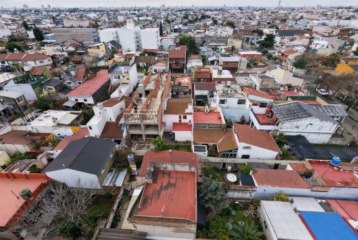 VENTA – CASA EN BOCK – MULTIFAMILIAR – LOTE – TRES Y CUATRO AMBIENTES – JARDÍN – LOMAS DEL MIRADOR