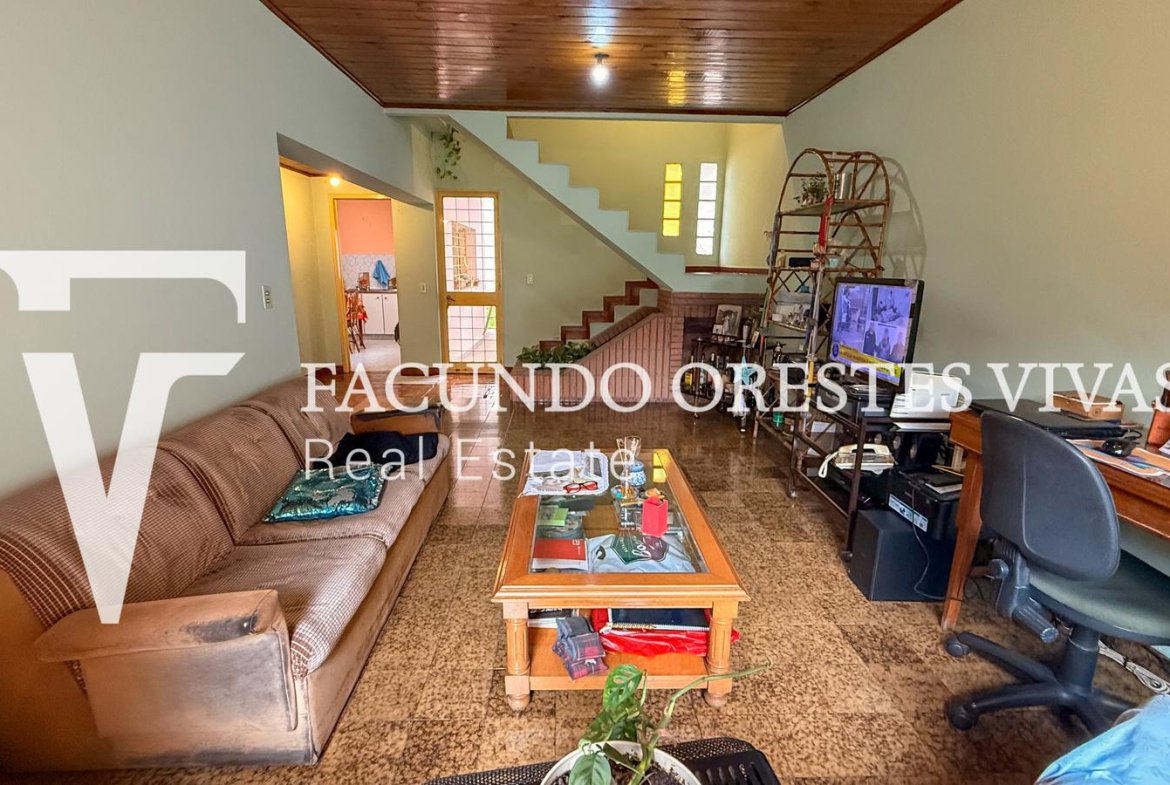 VENTA – CASA EN BLOCK – MULTIFAMILIAR – LOTE – TRES Y CUATRO AMBIENTES – JARDÍN – LOMAS DEL MIRADOR