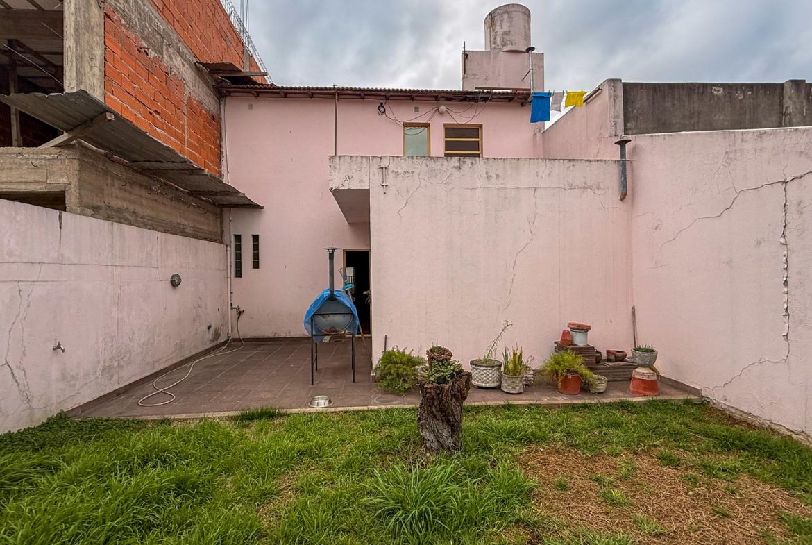 VENTA – CASA EN BOCK – MULTIFAMILIAR – LOTE – TRES Y CUATRO AMBIENTES – JARDÍN – LOMAS DEL MIRADOR