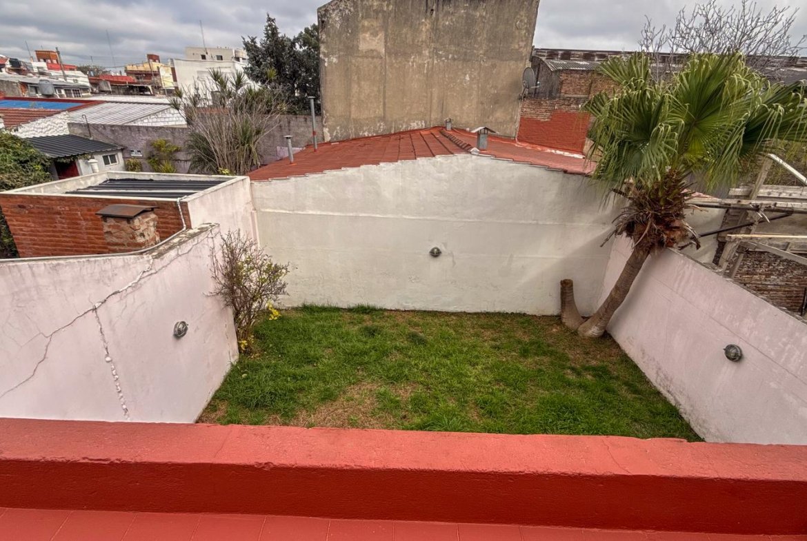VENTA – CASA EN BOCK – MULTIFAMILIAR – LOTE – TRES Y CUATRO AMBIENTES – JARDÍN – LOMAS DEL MIRADOR