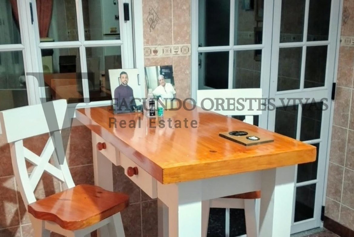 VENTA – CASA MULTIFAMILIAR – CINCO AMBIENTES – LOMAS DEL MIRADOR – COCHERA – PILETA – TERRAZA