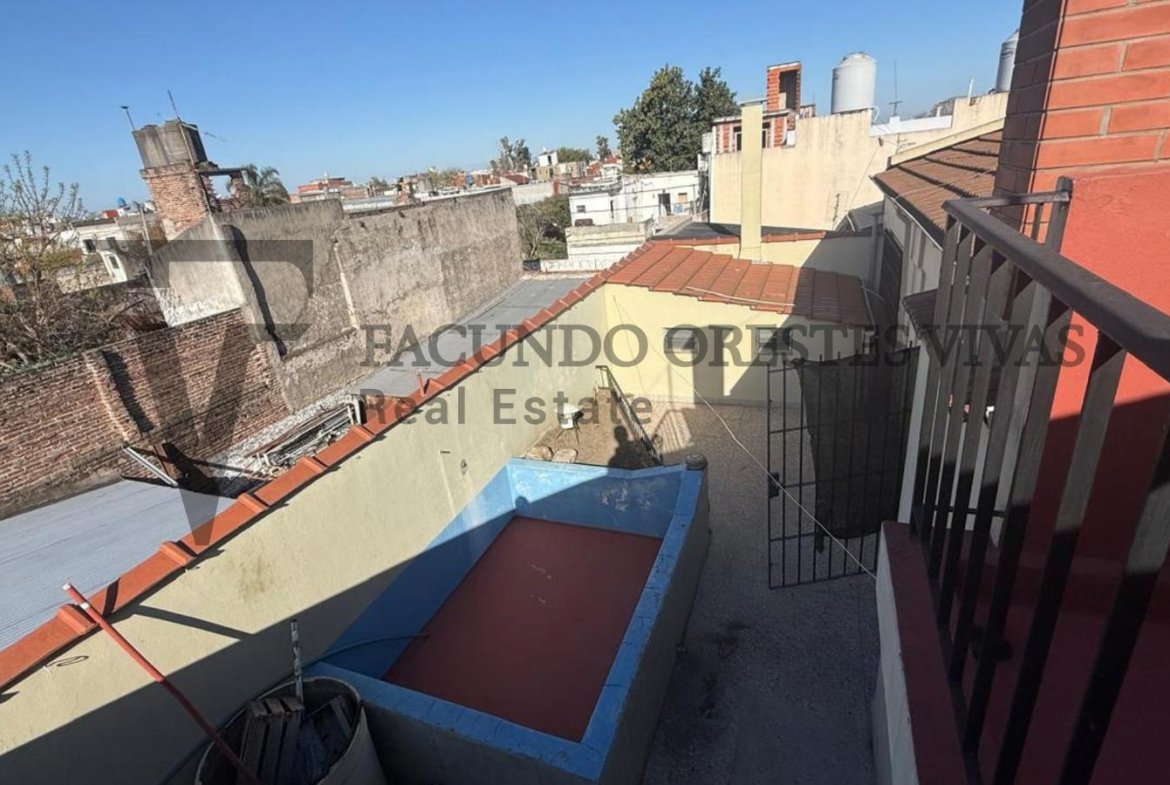 VENTA – CASA MULTIFAMILIAR – CINCO AMBIENTES – LOMAS DEL MIRADOR – COCHERA – PILETA – TERRAZA