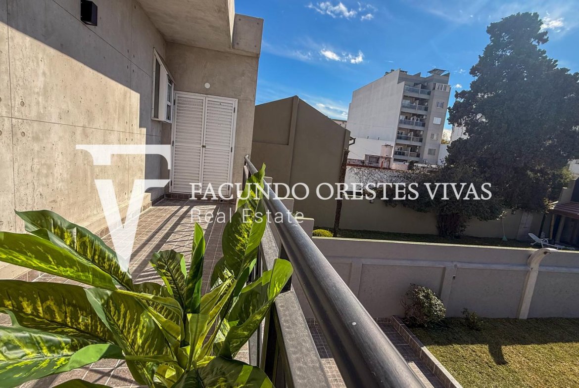 VENTA – CASA – SEIS AMBIENTES – JARDIN- PILETA -COCHERA- TERRAZA- LINIERS
