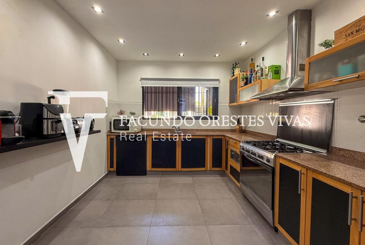 VENTA – CASA – SEIS AMBIENTES – JARDIN- PILETA -COCHERA- TERRAZA- LINIERS