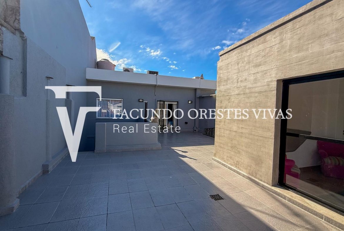 VENTA – CASA – SEIS AMBIENTES – JARDIN- PILETA -COCHERA- TERRAZA- LINIERS