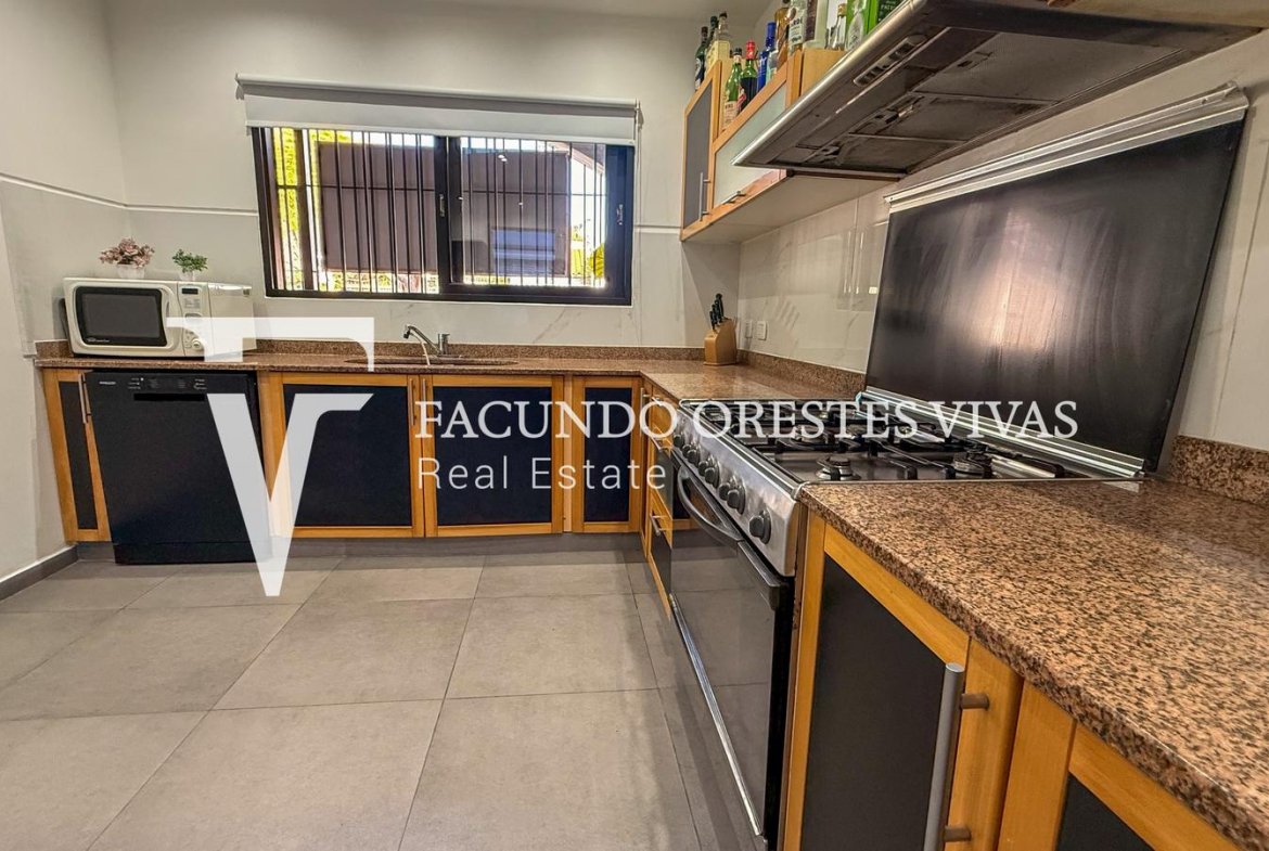 VENTA – CASA – SEIS AMBIENTES – JARDIN- PILETA -COCHERA- TERRAZA- LINIERS