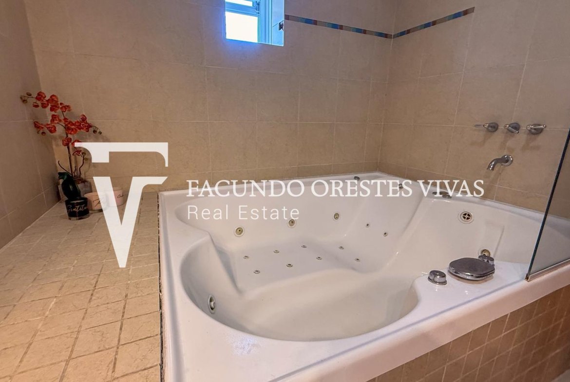 VENTA – CASA – SEIS AMBIENTES – JARDIN- PILETA -COCHERA- TERRAZA- LINIERS