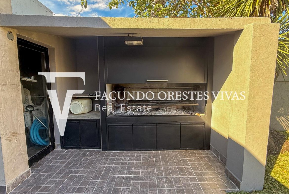 VENTA – CASA – SEIS AMBIENTES – JARDIN- PILETA -COCHERA- TERRAZA- LINIERS
