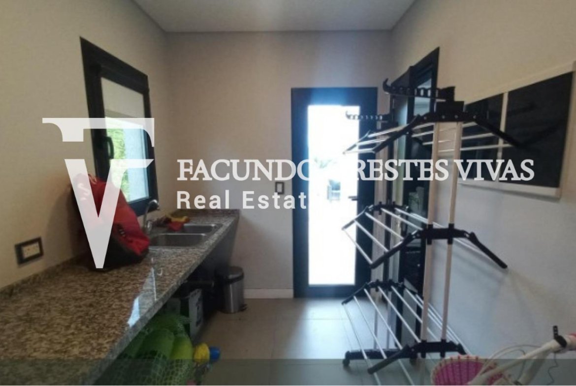 VENTA-CASA-SEIS AMBIENTES-PILETA-PARRILLA-VISTA AL LAGO-BARRIO PRIVADO-SEGURIDAD-ESCOBAR
